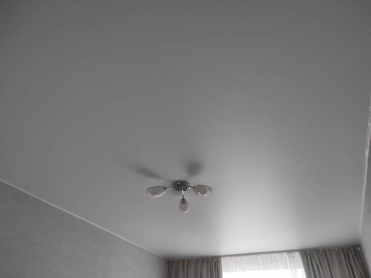 Установка матового натяжной потолок в спальню, фото 3