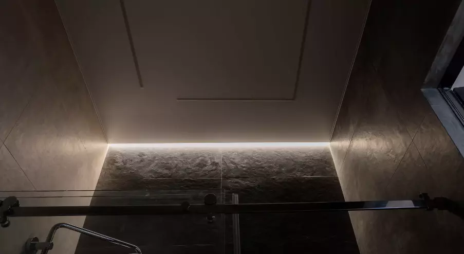 Натяжной потолок в ванную с точечными светильниками, фото 2