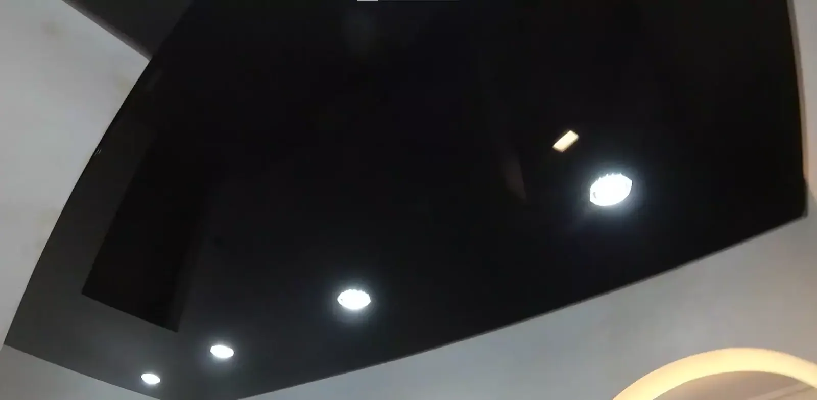 Черный натяжной потолок с подсветкой — Красногорск, Международная улица, 12, фото 3